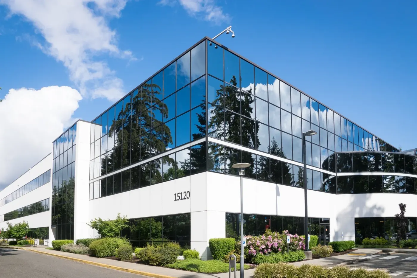The company profile opens over a full-width photograph of the hospital.